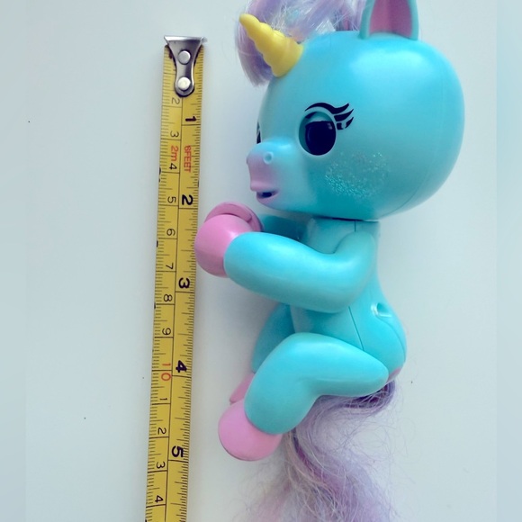 Fingerlings Baby Unicorn Interactive Figure - Picture 5 of 6